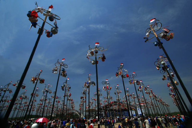 Panjat Pinang Massal