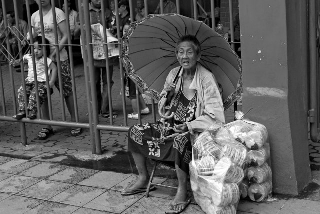 Nenek penjual kerupuk