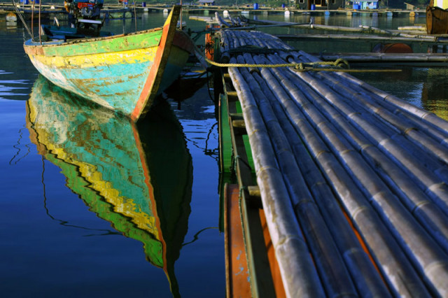 perahu dan bambu