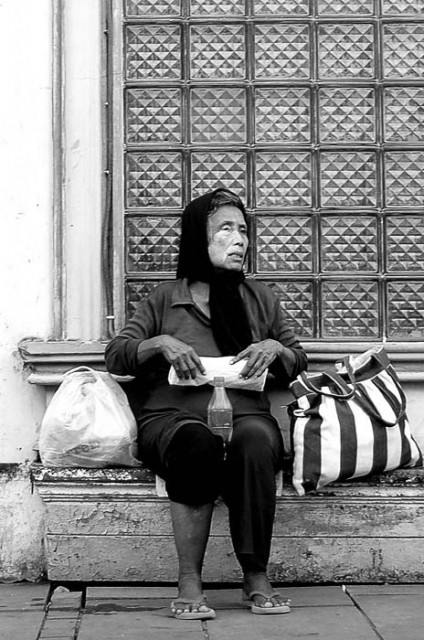 wanita tua di kota tua