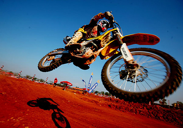 anjriiiiiiit...!nyaris kena muka gue.!