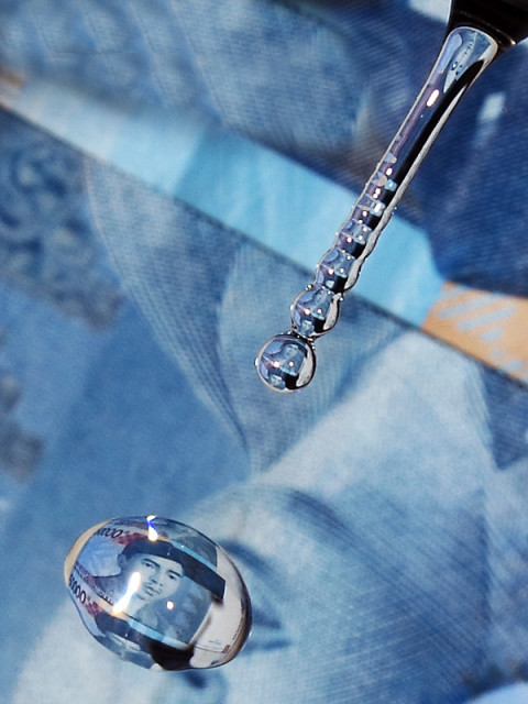 Money In The WaterDrop 01