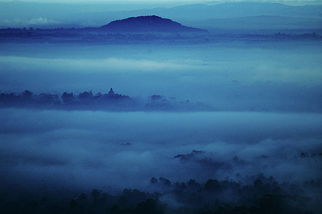 Candi Borobudur Berselimut Kabut