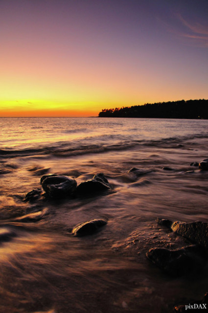 ombak di antara bebatuan
